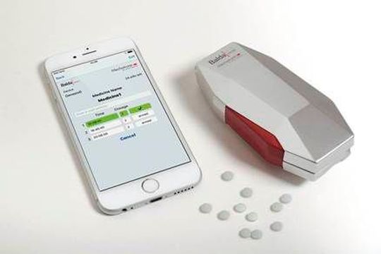 Der Smart Drug Dispenser integriert neue Funktionen in ein Gerät, das die zunehmend technikaffinen Patienten längst benutzen: das Smartphone. Der Smart Drug Dispenser integriert neue Funktionen in ein Gerät, das die zunehmend technikaffinen Patienten längst benutzen: das Smartphone.