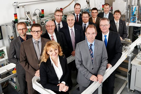 Die CIIT e. V.-Gründungsmitglieder der ersten Stunde (v.l.n.r.): Johannes Kalhoff (Phoenix Contact), Frank Marek (ISI Automation), Sybille Hilker (CIIT-Geschäftsführerin), Karl-Ernst Vathauer (MSF-Vathauer), Dr. Eberhard Niggemann (Weidmüller Akademie), Hans-Dieter Tenhaef (OWL Maschinenbau), Holger U. Nord (OWL Maschinenbau), Prof.Stefan Witte (Institut für industrielle Informationstechnik der Hochschule OWL), Dr. Oliver Herrmann (Hochschule OWL), Professor Jürgen Jasperneite (Fraunhofer-Anwendungszentrum Industrial Automation), Roland Bent (Phoenix Contact), Andreas Orzelski (Phoenix Contact) und Prof. Volker Lohweg (OWITA). Die CIIT e. V.-Gründungsmitglieder der ersten Stunde (v.l.n.r.): Johannes Kalhoff (Phoenix Contact), Frank Marek (ISI Automation), Sybille Hilker (CIIT-Geschäftsführerin), Karl-Ernst Vathauer (MSF-Vathauer), Dr. Eberhard Niggemann (Weidmüller Akademie), Hans-Dieter Tenhaef (OWL Maschinenbau), Holger U. Nord (OWL Maschinenbau), Prof.Stefan Witte (Institut für industrielle Informationstechnik der Hochschule OWL), Dr. Oliver Herrmann (Hochschule OWL), Professor Jürgen Jasperneite (Fraunhofer-Anwendungszentrum Industrial Automation), Roland Bent (Phoenix Contact), Andreas Orzelski (Phoenix Contact) und Prof. Volker Lohweg (OWITA).