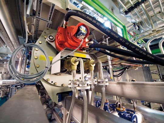 Im Knetreaktor wird synthetisch hergestellter Kautschuk von seinem Lösungsmittel getrennt. Am Fraunhofer PAZ sind solche Anlagen sowohl im Labor- als auch im Technikumsmaßstab verfügbar. Im Knetreaktor wird synthetisch hergestellter Kautschuk von seinem Lösungsmittel getrennt. Am Fraunhofer PAZ sind solche Anlagen sowohl im Labor- als auch im Technikumsmaßstab verfügbar.