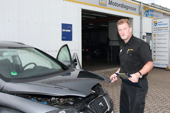 Meisterhaft-Partner Marcus Westhöfer erledigt die Inspektionen nach Herstellervorgaben. Ergebnis: Beim letzten Werkstatttest erreichte er die Höchstpunktzahl und fand alle Fahrzeugfehler.