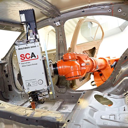Die Automobilindustrie fragte bei Atlas Copco 2015 deutlich mehr Montagesysteme sowie Klebe- und Dosiertechnik nach als im Jahr zuvor. Im Bild eine Anwendung aus dem Hause SCA. Das Brettener Unternehmen gehört seit 2011 zu Atlas Copco. Die Automobilindustrie fragte bei Atlas Copco 2015 deutlich mehr Montagesysteme sowie Klebe- und Dosiertechnik nach als im Jahr zuvor. Im Bild eine Anwendung aus dem Hause SCA. Das Brettener Unternehmen gehört seit 2011 zu Atlas Copco.