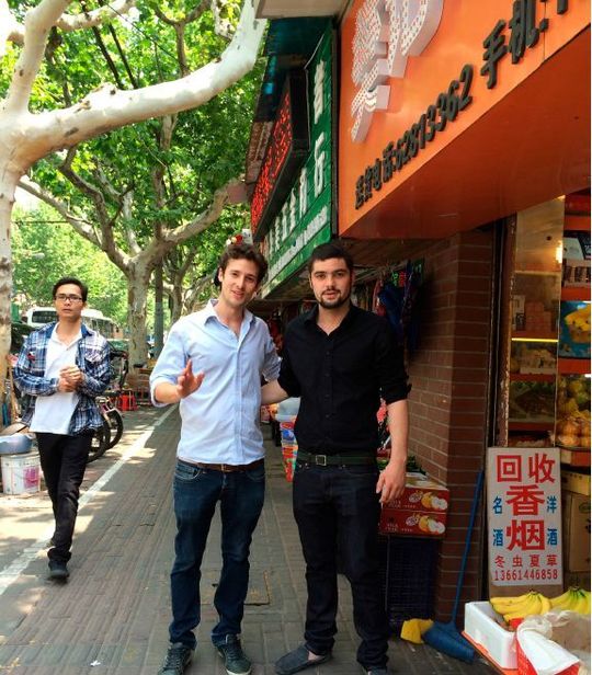 Les 2 initiateurs de l'ICL CUP à Shanghai Nicolas de Toledo avec la chemise bleue sur la gauche Bastien Dumont en noir à droite. Les 2 initiateurs de l'ICL CUP à Shanghai Nicolas de Toledo avec la chemise bleue sur la gauche Bastien Dumont en noir à droite.