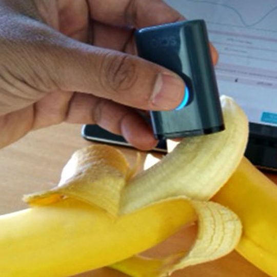 Das SCiO-Gerät von Consumer Physics scannt Inhaltsstoffe von Lebensmitteln und Materialien mit Hilfe der Nahinfrarot-Spektroskopie. Gemeinsam mit Analog Devices will man eine IoT-Plattform aufbauen, die die Technik auch in Smartphones und Wearables integrieren soll. Das SCiO-Gerät von Consumer Physics scannt Inhaltsstoffe von Lebensmitteln und Materialien mit Hilfe der Nahinfrarot-Spektroskopie. Gemeinsam mit Analog Devices will man eine IoT-Plattform aufbauen, die die Technik auch in Smartphones und Wearables integrieren soll.