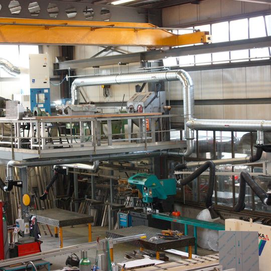 In der Werkhalle ist die Absaug- und Filteranlage Filtercube auf einem Podest installiert und nimmt so keinen dringend benötigten Platz in der Fertigung ein. In der Werkhalle ist die Absaug- und Filteranlage Filtercube auf einem Podest installiert und nimmt so keinen dringend benötigten Platz in der Fertigung ein.