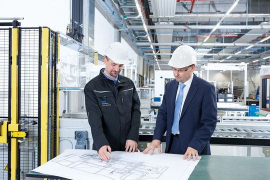 Als geprüfter Functional Safety Engineer weiß der Ingenieur, ob die Maschine sicher oder gefährlich ist. Als geprüfter Functional Safety Engineer weiß der Ingenieur, ob die Maschine sicher oder gefährlich ist.