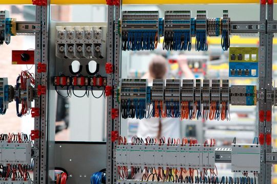Schneider Electric und Mangelberger Elektrotechnik haben ein Pilotprojekt gestartet, um das Potenzial einer Industrie 4.0-Strategie bei Mangelberger in noch größerem Umfang auszuschöpfen. Schneider Electric und Mangelberger Elektrotechnik haben ein Pilotprojekt gestartet, um das Potenzial einer Industrie 4.0-Strategie bei Mangelberger in noch größerem Umfang auszuschöpfen.