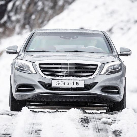 Die Hochsicherheits-Limousine Mercedes S 600 Maybach Guard kostet ab 560.000 Euro. Die Hochsicherheits-Limousine Mercedes S 600 Maybach Guard kostet ab 560.000 Euro.