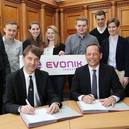 Eine Unterschrift, die jungen Verfahrenstechnikern neue Chancen eröffnet (sitzend v.l.n.r.): TFH-Präsident Prof. Dr. Jürgen Kretschmann und Thomas Wessel, Personalvorstand der Evonik Industries AG unterzeichnen den Kooperationsvertrag zum dualen Studium. Eine Unterschrift, die jungen Verfahrenstechnikern neue Chancen eröffnet (sitzend v.l.n.r.): TFH-Präsident Prof. Dr. Jürgen Kretschmann und Thomas Wessel, Personalvorstand der Evonik Industries AG unterzeichnen den Kooperationsvertrag zum dualen Studium.