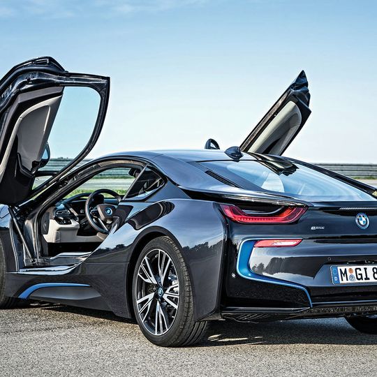 Wie ein Schmetterling: Der BMW i8 besteht aus extraleichten Materialien und ist mit aerodynamischen Optimierungen und „EfficientDynamics“-Technologien ausgestattet. Wie ein Schmetterling: Der BMW i8 besteht aus extraleichten Materialien und ist mit aerodynamischen Optimierungen und „EfficientDynamics“-Technologien ausgestattet.