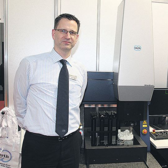 Klaus Müller, Bereich Anwendungstechnik bei Werth, erläutert das Konzept der universellen Wechselschnittstelle. Klaus Müller, Bereich Anwendungstechnik bei Werth, erläutert das Konzept der universellen Wechselschnittstelle.