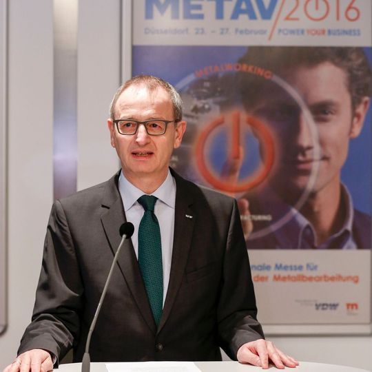 Dr. Wilfried Schäfer, Geschäftsführer beim Veranstalter VDW (Verein Deutscher Werkzeugmaschinenfabriken) freut sich: „Die METAV punktet wieder mit ihrem riesigen Angebot an Großmaschinen. Außerdem sind die beiden Themen Additive Manufacturing und Quality der Renner.“ Dr. Wilfried Schäfer, Geschäftsführer beim Veranstalter VDW (Verein Deutscher Werkzeugmaschinenfabriken) freut sich: „Die METAV punktet wieder mit ihrem riesigen Angebot an Großmaschinen. Außerdem sind die beiden Themen Additive Manufacturing und Quality der Renner.“