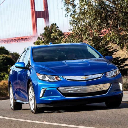 In den USA rollt derzeit die zweite Generation des Chevrolet Volt auf den Markt. Angeboten wird er zum abgespeckten Basispreis von 32.000 US-Dollar. In den USA rollt derzeit die zweite Generation des Chevrolet Volt auf den Markt. Angeboten wird er zum abgespeckten Basispreis von 32.000 US-Dollar.