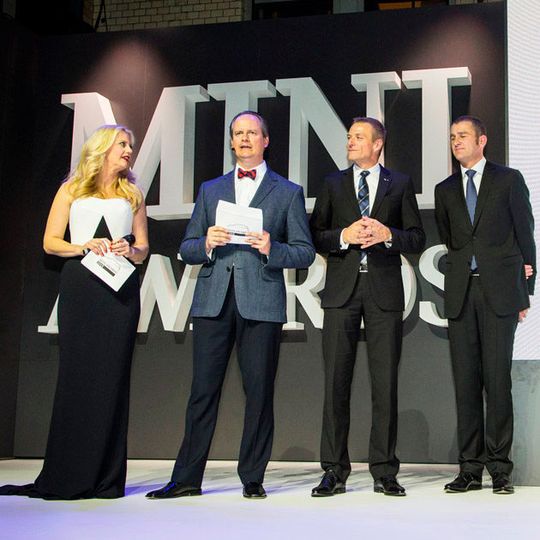 Moderatorin Barbara Schöneberger mit Sebastian Mackensen, Leiter Mini, Peter van Binsbergen, Leiter Vertrieb Deutschland der BMW-Group sowie Christian Ach, Leiter Mini Deutschland (v.li.). Moderatorin Barbara Schöneberger mit Sebastian Mackensen, Leiter Mini, Peter van Binsbergen, Leiter Vertrieb Deutschland der BMW-Group sowie Christian Ach, Leiter Mini Deutschland (v.li.).