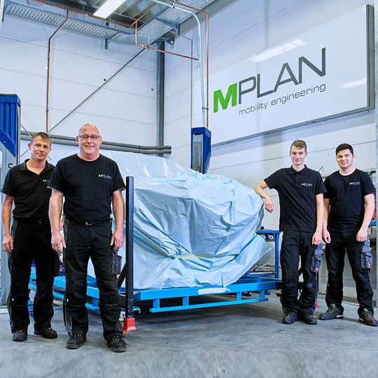 Mitarbeiter von M Plan in der neuen Werkstatt für Aggregateträgerbau. Mitarbeiter von M Plan in der neuen Werkstatt für Aggregateträgerbau.