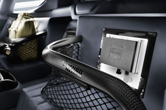 Bild 1: Der Mini-Industrie-Computer MICA erfasst und übermittelt im Concept Car Etos von Rinspeed Antriebs- und Motordaten kontinuierlich. Bild 1: Der Mini-Industrie-Computer MICA erfasst und übermittelt im Concept Car Etos von Rinspeed Antriebs- und Motordaten kontinuierlich.