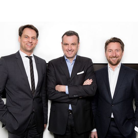 Wechsel in der Geschäftsführung der Thermamax Hochtemperaturdämmungen GmbH. Ralf Großhauser, Dr. Jochen Weyrauch und Hartmut Auer (v.l.n.r.). Wechsel in der Geschäftsführung der Thermamax Hochtemperaturdämmungen GmbH. Ralf Großhauser, Dr. Jochen Weyrauch und Hartmut Auer (v.l.n.r.).