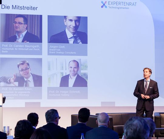 Auf der 10. Markenkonferenz B2B von marconomy stellte Jürgen Gietl die 7 Thesen des Expertenrates zur Zukunft der deutschen Technologiemarken erstmals vor. Auf der 10. Markenkonferenz B2B von marconomy stellte Jürgen Gietl die 7 Thesen des Expertenrates zur Zukunft der deutschen Technologiemarken erstmals vor.
