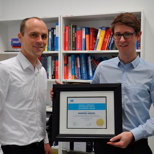 David Wenger (li.) gratuliert seinem Mitarbeiter Manfred Greisel zum Gewinn des SAE Awards in Washington. David Wenger (li.) gratuliert seinem Mitarbeiter Manfred Greisel zum Gewinn des SAE Awards in Washington.