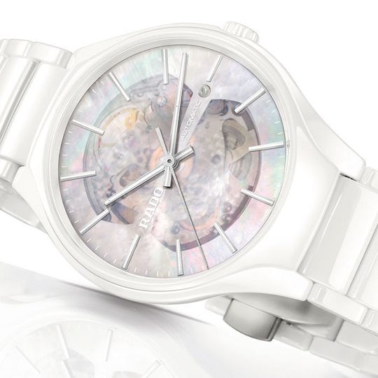 Toute habillée de céramique blanche high-tech, la nouvelle True Open Heart est ultralégère mais cinq fois plus dure que l'acier, l'élégante matière est la signature incontestée de la marque du Swatch Group. Toute habillée de céramique blanche high-tech, la nouvelle True Open Heart est ultralégère mais cinq fois plus dure que l'acier, l'élégante matière est la signature incontestée de la marque du Swatch Group.