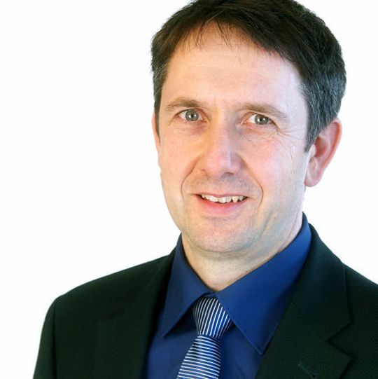 „Diese Transaktion markiert einen wichtigen Meilenstein in unserer Unternehmensstrategie, die darauf abzielt durch Lösungen, die passgenau auf die Anwendungen unserer Kunden zugeschnitten sind, unsere Marktanteile weiter auszubauen“, sagt Lutz Mayer, Geschäftsführer der Hellma Holding. „Diese Transaktion markiert einen wichtigen Meilenstein in unserer Unternehmensstrategie, die darauf abzielt durch Lösungen, die passgenau auf die Anwendungen unserer Kunden zugeschnitten sind, unsere Marktanteile weiter auszubauen“, sagt Lutz Mayer, Geschäftsführer der Hellma Holding.