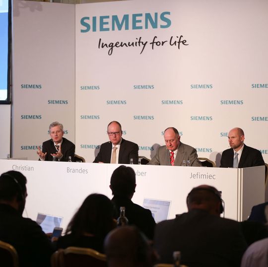 Am Dienstag, den 1. März, fand die traditionelle Pressekonferenz im Vorfeld der Hannover Messe statt. Das Foto zeigt von links nach rechts: Ralf Christian, CEO der Division Energy Management, Dr. Jürgen Brandes, CEO der Division Process Industries and Drives Division, Anton S. Huber, CEO der Division Digital Factory, und Moderator Peter Jefimiec. Am Dienstag, den 1. März, fand die traditionelle Pressekonferenz im Vorfeld der Hannover Messe statt. Das Foto zeigt von links nach rechts: Ralf Christian, CEO der Division Energy Management, Dr. Jürgen Brandes, CEO der Division Process Industries and Drives Division, Anton S. Huber, CEO der Division Digital Factory, und Moderator Peter Jefimiec.