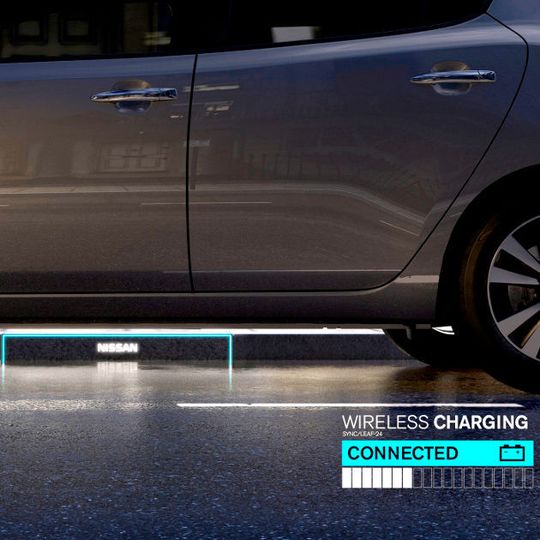Für Nissan ersetzt der Bordstein in Zukunft nicht nur die Ladesäule, sondern auch die Tankstelle. Induktiv sollen Fahrzeuge am Fahrbahnrand geladen werden. Für Nissan ersetzt der Bordstein in Zukunft nicht nur die Ladesäule, sondern auch die Tankstelle. Induktiv sollen Fahrzeuge am Fahrbahnrand geladen werden.