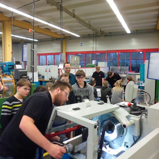 Fasziniert sind die Realschüler aus Ebermannstadt von den Einblicken in die Drehtechnik. Kennametal begeistert jährlich auf seinen MINT-Tagen den Nachwuchs für naturwissenschaftliche Fächer. Fasziniert sind die Realschüler aus Ebermannstadt von den Einblicken in die Drehtechnik. Kennametal begeistert jährlich auf seinen MINT-Tagen den Nachwuchs für naturwissenschaftliche Fächer.