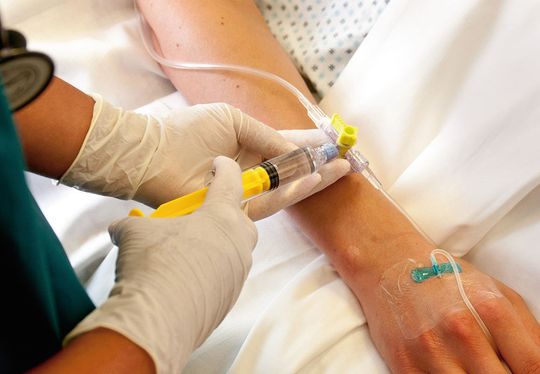 Der Dreiwegehahn von Elcam Medical wird aus dem Hochleistungskunststoff Makrolon hergestellt. Der Dreiwegehahn von Elcam Medical wird aus dem Hochleistungskunststoff Makrolon hergestellt.