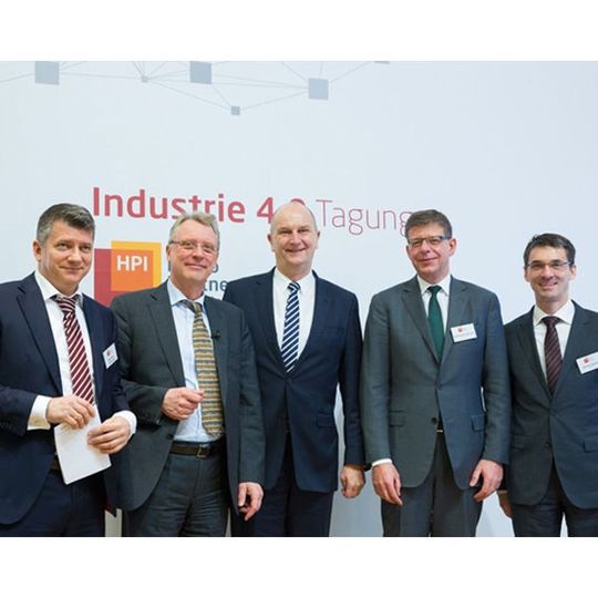 Gäste der HPI-Konferenz (v.r.n.l.): Bernd Leukert (SAP), Reinhard Clemens (Deutsche Telekom), Brandenburgs Ministerpräsident Dietmar Woidke, HPI-Direktor Prof. Christoph Meinel und Deloitte-Consulting-Deutschland-Partner Olaf Peter Schleichert. Gäste der HPI-Konferenz (v.r.n.l.): Bernd Leukert (SAP), Reinhard Clemens (Deutsche Telekom), Brandenburgs Ministerpräsident Dietmar Woidke, HPI-Direktor Prof. Christoph Meinel und Deloitte-Consulting-Deutschland-Partner Olaf Peter Schleichert.