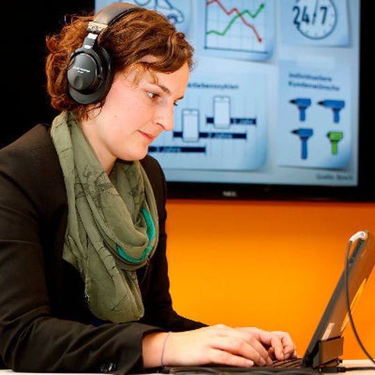 Neue Positionen: Vorrangig steigt bei Bosch der Bedarf an Software-Entwicklern für IT-Systeme (z.B. Web-Applikationen) oder für Embedded Systems (z.B. Sensorsysteme). Für gute Arbeitsbedingungen baut Bosch seine weltweit 240.000 Bildschirmarbeitsplätze mit moderner Bürosoftware aus. Ziel ist es, mobiles Arbeiten auch mit aus dem privaten Umfeld vertrauten Social-Media-Anwendungen weiter zu erleichtern.