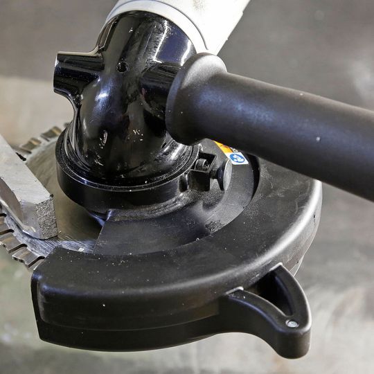Die zum Bediener hin geschlossene Haube schützt das Umfeld wirksam vor etwaigen Spänen. Die schneidfreudigen Hartmetallzähne der Alu-Cut-Vorsätze beschleunigen die Aluminiumbearbeitung mit den durchzugsstarken G2511-Druckluftwinkelschleifern. Die zum Bediener hin geschlossene Haube schützt das Umfeld wirksam vor etwaigen Spänen. Die schneidfreudigen Hartmetallzähne der Alu-Cut-Vorsätze beschleunigen die Aluminiumbearbeitung mit den durchzugsstarken G2511-Druckluftwinkelschleifern.
