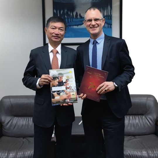 C. C. Wang, Präsident des Taiwanesischen Maschinenindustrieverbandes (Tami), und Frank Jablonski Chefredakteur MM MaschinenMarkt (r.), nach dem Interview in Taipeh, Taiwan. C. C. Wang, Präsident des Taiwanesischen Maschinenindustrieverbandes (Tami), und Frank Jablonski Chefredakteur MM MaschinenMarkt (r.), nach dem Interview in Taipeh, Taiwan.