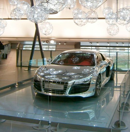 Das passt ja gut zur LASYS-Fachpressekonferenz: In den windschnittigen, hochglanzpolierten Aluminiumflächen dieses Audi-Flitzers vom Typ R8 Quattro spiegelt sich die Ursprungsform einer revolutionären Werkzeugalternative: Licht! Das in gebündelter Form, ein hochflexibler Helfer in Sachen berührungslos Schneiden, Messen, Fügen und Oberflächenbearbeiten ist. Nicht zuletzt ist das Audi Forum ein guter Platz für die laserfokussierte Konferenz, denn Audi hat es mit dem Partner Precitec außerdem jüngst geschafft, das Laser-Remoteschweißen auch auf Aluminium zu übertragen, und spart damit über 90 % an Kosten und 47 % der Energie ein. Das passt ja gut zur LASYS-Fachpressekonferenz: In den windschnittigen, hochglanzpolierten Aluminiumflächen dieses Audi-Flitzers vom Typ R8 Quattro spiegelt sich die Ursprungsform einer revolutionären Werkzeugalternative: Licht! Das in gebündelter Form, ein hochflexibler Helfer in Sachen berührungslos Schneiden, Messen, Fügen und Oberflächenbearbeiten ist. Nicht zuletzt ist das Audi Forum ein guter Platz für die laserfokussierte Konferenz, denn Audi hat es mit dem Partner Precitec außerdem jüngst geschafft, das Laser-Remoteschweißen auch auf Aluminium zu übertragen, und spart damit über 90 % an Kosten und 47 % der Energie ein.