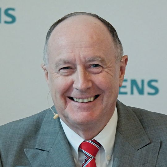 Anton S. Huber, Siemens-CEO der Division Digital Factory: „Durch die Digitalisierung haben sie die Möglichkeit, ihre Wertschöpfungsprozesse enorm zu beschleunigen und damit ihre Produkte deutlich schneller und effizienter zu entwickeln, zu produzieren und auf den Markt zu bringen. Anton S. Huber, Siemens-CEO der Division Digital Factory: „Durch die Digitalisierung haben sie die Möglichkeit, ihre Wertschöpfungsprozesse enorm zu beschleunigen und damit ihre Produkte deutlich schneller und effizienter zu entwickeln, zu produzieren und auf den Markt zu bringen.