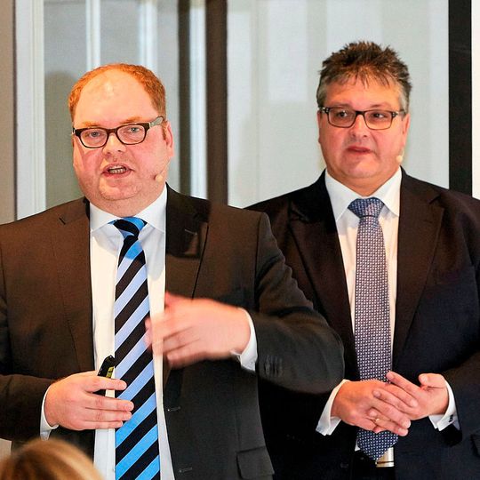 Jürgen Städing (vorn), Chief Product Officer bei Nfon, und Dirk Backofen, Leiter Marketing Geschäftskunden bei Telekom Deutschland, stellten das neue Angebot vor. Jürgen Städing (vorn), Chief Product Officer bei Nfon, und Dirk Backofen, Leiter Marketing Geschäftskunden bei Telekom Deutschland, stellten das neue Angebot vor.