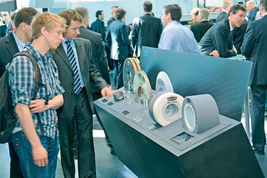 Zukünftig will sich die Grindtec auch stärker um den Schleifmittelsektor kümmern sowie um das Präzisionsschleifen. Der Verein Deutscher Schleifmittelhersteller VDS ist deshalb jetzt auch im Messebeirat vertreten. Zukünftig will sich die Grindtec auch stärker um den Schleifmittelsektor kümmern sowie um das Präzisionsschleifen. Der Verein Deutscher Schleifmittelhersteller VDS ist deshalb jetzt auch im Messebeirat vertreten.
