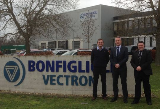 Olaf Donner (Mitte) und Johannes Sodermanns (rechts) von Bonfiglioli Vectron MDS mit Andreas Hamacher (links) nach der Vertragsunterzeichnung vor der Firmenzentrale von Bonfiglioli Vectron MDS in Krefeld. Olaf Donner (Mitte) und Johannes Sodermanns (rechts) von Bonfiglioli Vectron MDS mit Andreas Hamacher (links) nach der Vertragsunterzeichnung vor der Firmenzentrale von Bonfiglioli Vectron MDS in Krefeld.