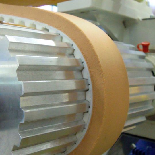 In Kombination mit einer 12-mm-Sylomer-Beschichtung garantieren Flexriemen mit endlos gewickelten Zugträgern einen schonenden Glastransport. In Kombination mit einer 12-mm-Sylomer-Beschichtung garantieren Flexriemen mit endlos gewickelten Zugträgern einen schonenden Glastransport.