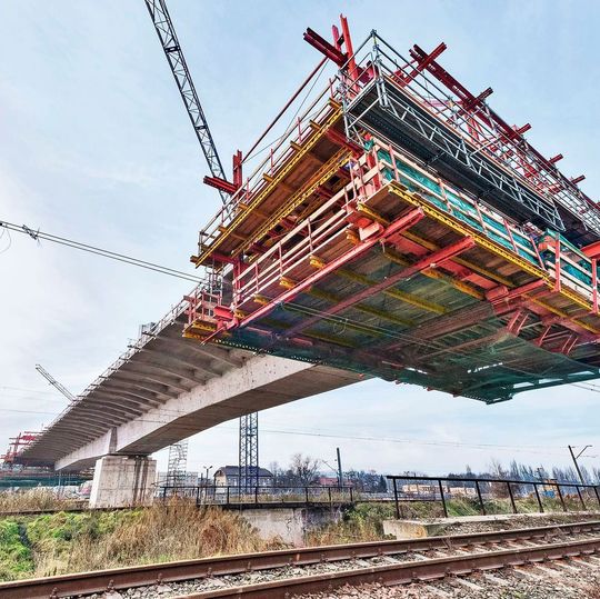 Für Freivorbauprojekte im Ingenieurbrückenbau sichert Peri beste Kundenbetreuung über den gesamten Projektverlauf aus einer Hand. Für Freivorbauprojekte im Ingenieurbrückenbau sichert Peri beste Kundenbetreuung über den gesamten Projektverlauf aus einer Hand.