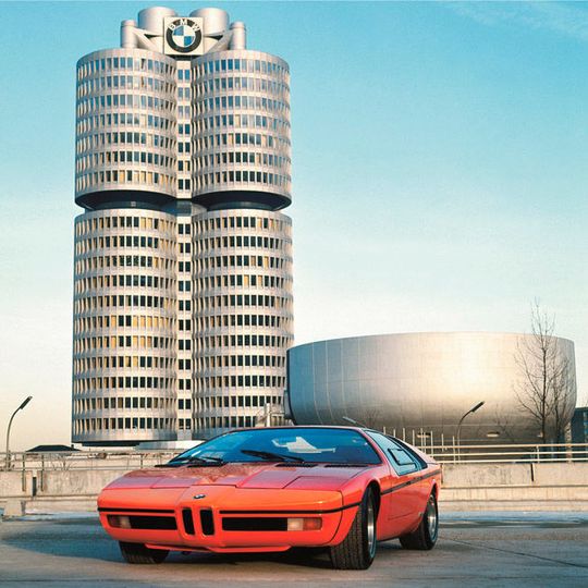 Die charakteristische BMW-Konzernzentrale in München wurde 1972 eröffnet.