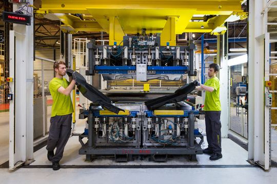 Türfertigung bei Autoneum aus Winterthur Türfertigung bei Autoneum aus Winterthur