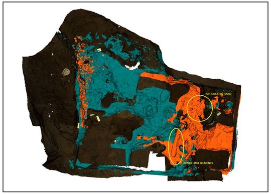 Dieses Bild besteht aus Scans, die in vier verschiedenen Phasen des Ausgrabungsprozesses aufgenommen wurden. Die braune Grundschicht markiert die Grabungsfläche, während die blaue und die orangefarbene Schicht die Lage der Fossilien kennzeichnet, die an zwei getrennten Tagen im März 2014 geborgen wurden. Deutlich zu erkennen sind die artikulierten Knochen eines Handfossils und ein Beinknochenfragment. Dieses Bild besteht aus Scans, die in vier verschiedenen Phasen des Ausgrabungsprozesses aufgenommen wurden. Die braune Grundschicht markiert die Grabungsfläche, während die blaue und die orangefarbene Schicht die Lage der Fossilien kennzeichnet, die an zwei getrennten Tagen im März 2014 geborgen wurden. Deutlich zu erkennen sind die artikulierten Knochen eines Handfossils und ein Beinknochenfragment.