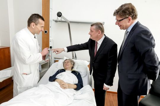 Gesundheitsminister Gröhe zeigt sich begeistert von Visite 2.0. Gesundheitsminister Gröhe zeigt sich begeistert von Visite 2.0.