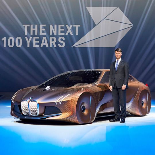 Zur Feier des Tages präsentiert BMW ein Concept Car, das auf den etwas profanen Namen „Vision Next 100“ hört. Zur Feier des Tages präsentiert BMW ein Concept Car, das auf den etwas profanen Namen „Vision Next 100“ hört.