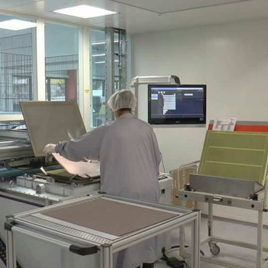 Beim Wiederaufbau wurde die Leiterplattenfertigung um Reinräume nach den ISO-Klassen 4 und 5 erweitert. Beim Wiederaufbau wurde die Leiterplattenfertigung um Reinräume nach den ISO-Klassen 4 und 5 erweitert.