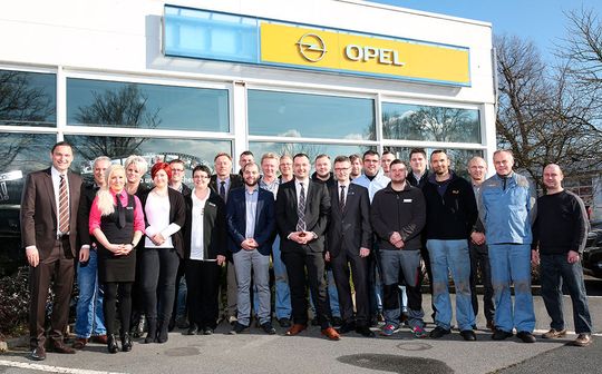 AVAG-Chef Roman Still (links) und Christian Schleicher, Geschäftsführer Autohaus Dresden (Mitte), mit Mitarbeitern vor der Filiale in Dresden-Klotzsche – zum Vergrößern bitte klicken.