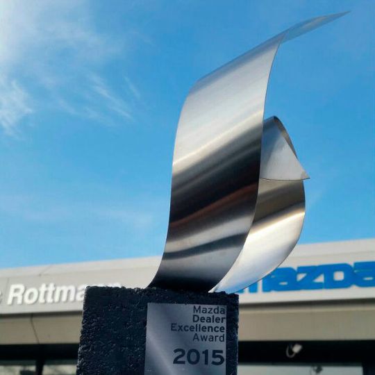 Der Dealer-Excellence-Award 2015 wurde an 18 Mazda-Händler verliehen. Der Dealer-Excellence-Award 2015 wurde an 18 Mazda-Händler verliehen.
