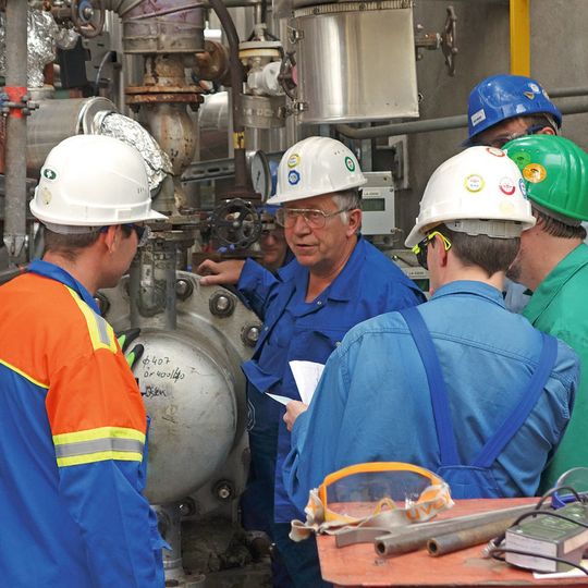 Peter Goth, Sachverständiger vom TÜV Süd Chemie Service mit Kollegen vor Ort. Viele unterschiedliche Firmen arbeiten gemeinsam an einem erfolgreichen Turnaround. Peter Goth, Sachverständiger vom TÜV Süd Chemie Service mit Kollegen vor Ort. Viele unterschiedliche Firmen arbeiten gemeinsam an einem erfolgreichen Turnaround.