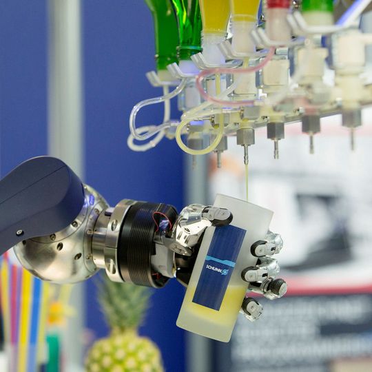 Human meets Robotics – attraktiv umgesetzt am Bespiel des Assistenzroboter Hollie vom FZI Karlsruhe als Barkeeper. Human meets Robotics – attraktiv umgesetzt am Bespiel des Assistenzroboter Hollie vom FZI Karlsruhe als Barkeeper.
