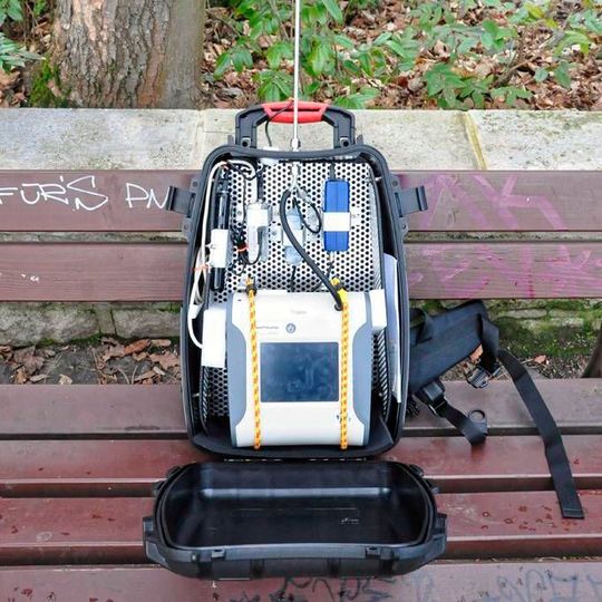 Ruß gilt als die gefährlichste Komponente des Feinstaubes. Der Messrucksack wurde daher weiterentwickelt, um Ruß und Feinstaub-Massenkonzentrationen (PM10 und PM 2.5) mit einer hohen räumlichen Auflösung zu bestimmen. (Ausschnitt) Ruß gilt als die gefährlichste Komponente des Feinstaubes. Der Messrucksack wurde daher weiterentwickelt, um Ruß und Feinstaub-Massenkonzentrationen (PM10 und PM 2.5) mit einer hohen räumlichen Auflösung zu bestimmen. (Ausschnitt)